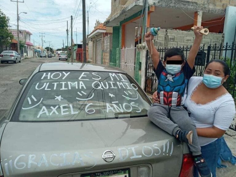 VIRAL: Niño recibe su última quimioterapia y así lo celebran