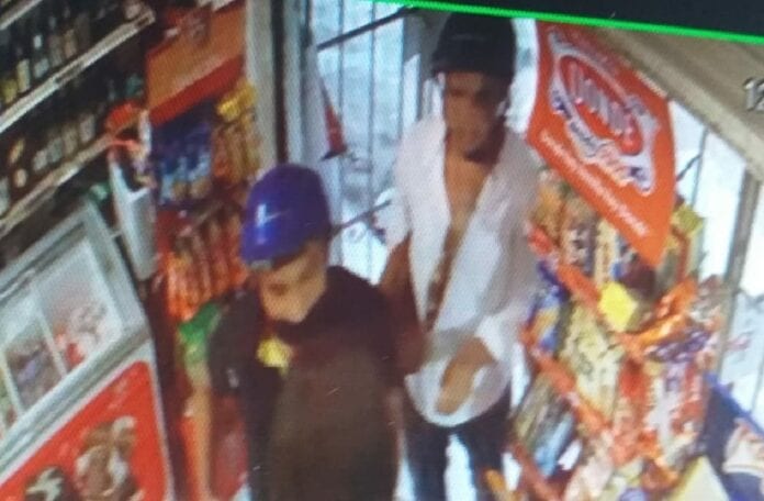 ¿Los reconoces? Captan a presuntos asaltantes de negocios en Tulum