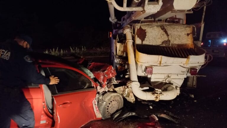 Mueren dos tras impactar su auto contra una grúa en el tramo Tulum-Playa del Carmen