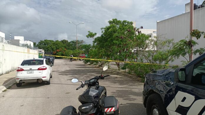 Esta mañana un sujeto disparó contra un empresario en Playa del Carmen; el tipo atacó a esta persona cuando salía de su casa