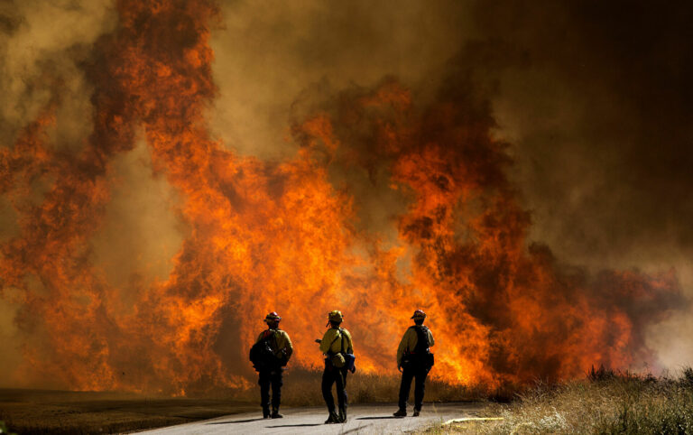 Incendio en California provoca la evacuación de ocho mil personas