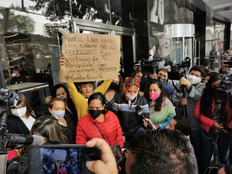 Papás de niños con cáncer denuncian a López-Gatell ante la FGR