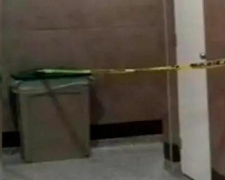 Madre abandona a recién nacido en un bote de basura de un baño