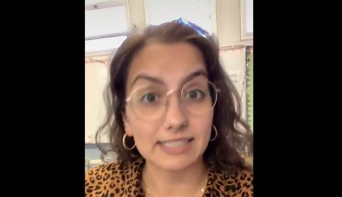 Investigan a mestra por obligar a sus alumnos a 'jurar lealtad' a la bandera LGBT+