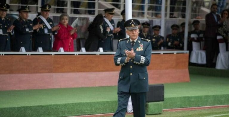 En su nuevo libro, el presidente dio a conocer la carta que el general Salvador Cienfuegos le envió cuando fue detenido en EU