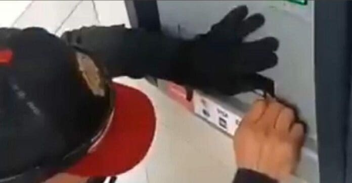Elementos de la Policía Bancaria de la Cdmx detectaron una trampa en un cajero automático, con la que ladrones retenían dinero