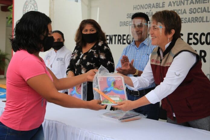 Para apoyar en el regreso a clases, en Playa del carmen las autoridades han entregado 10 mil paquetes de útiles escolares gratuitos
