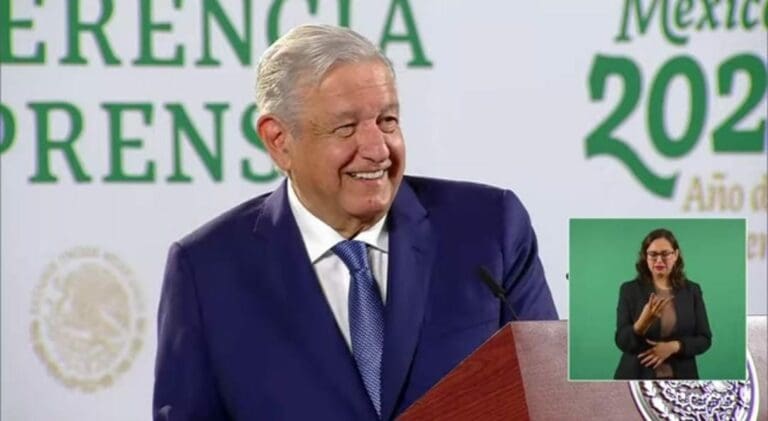 AMLO presentó este lunes su nuevo libro; recomendó a sus opositores que lo lean pues así entenderán el por qué de las decisiones de su gobierno