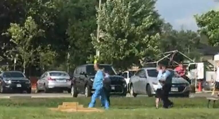 Hermanos enterraron a su hermana y mamá en el patio trasero de la casa para no pagar funerales