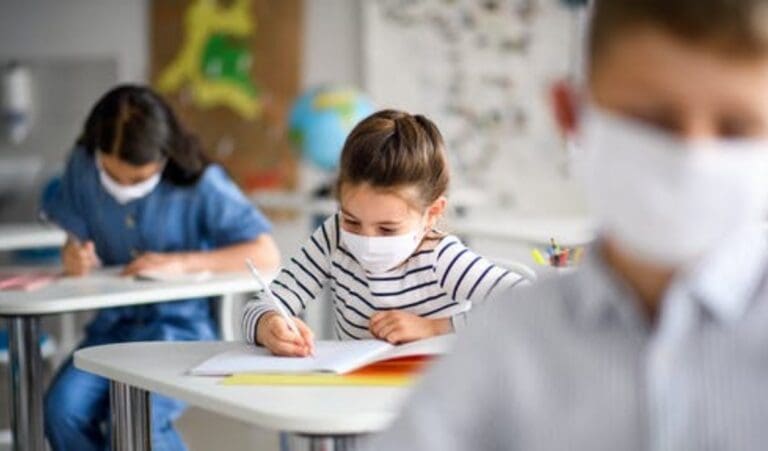 Maestra sin vacuna contagia a más de la mitad de sus alumnos con Covid-19