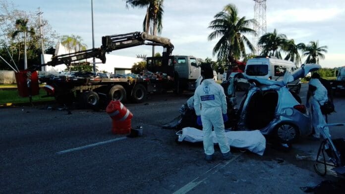 Muere conductor prensado en tramo carretero Puerto Morelos-Playa del Carmen