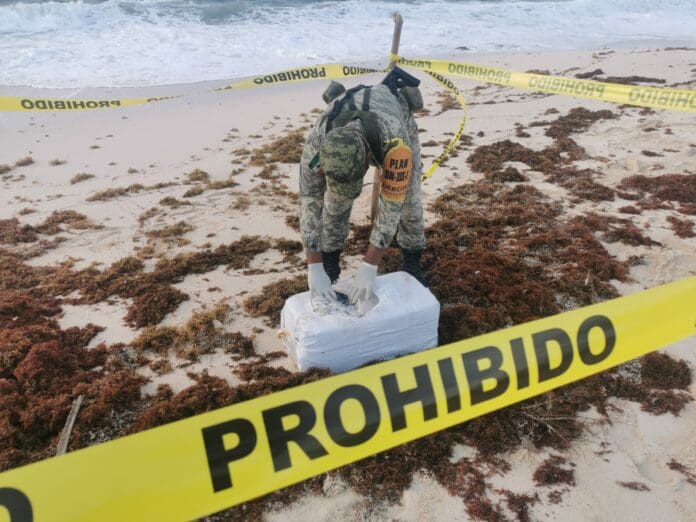 Hallan 57 paquetes con droga en playa del Cozumel