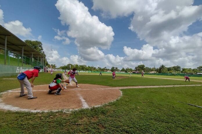 Mejora gobierno de Puerto Morelos instalaciones deportivas en Leona Vicario