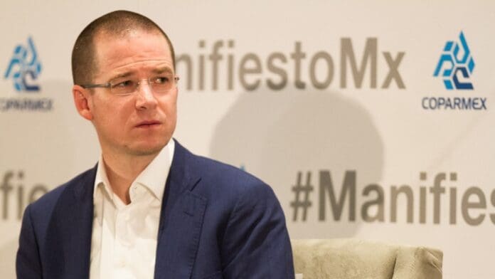 Ricardo Anaya comparece ante un juez que reprograma su audiencia hasta octubre