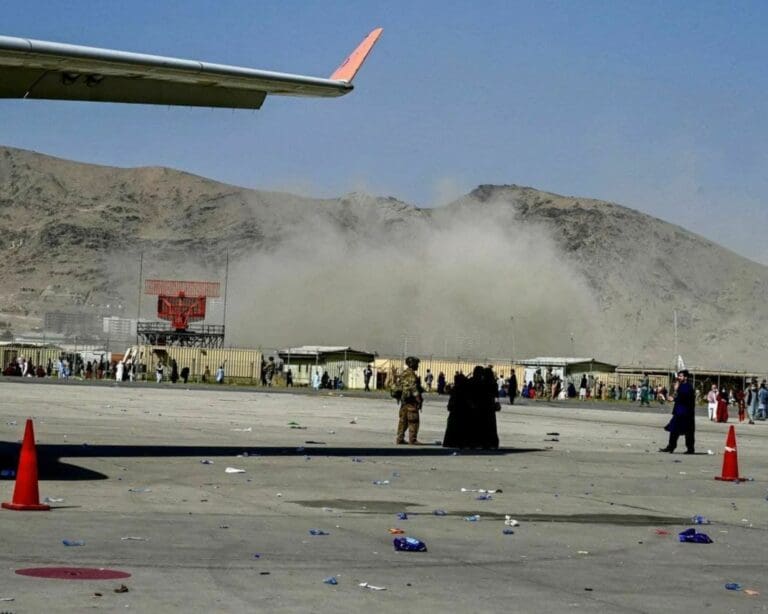 URGENTE: Reportan segunda explosión en Kabul, víctimas incuantificables al momento