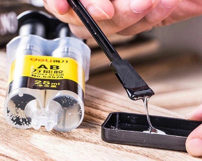 Se pone fuerte pegamento en el miembro para no dejar embarazada a la novia, murió