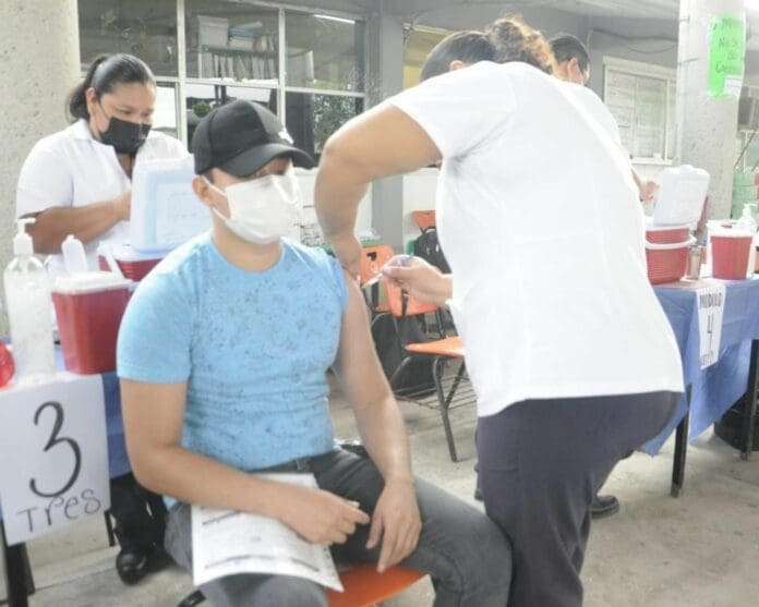 Madres tabasqueñas llevan a sus hijos millennials a vacunarse e incluso hacen la fila por ellos