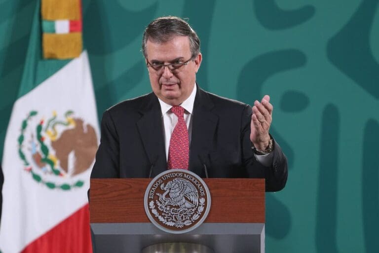 Ebrard señala que narcoseries son ‘un obstáculo’ para el turismo en México y en Colombia
