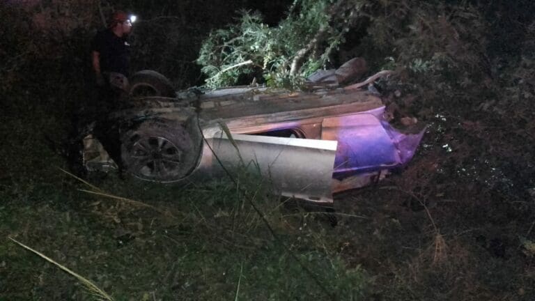 Se estrella y vuelca su auto en Playa del Carmen; resulta prácticamente ileso