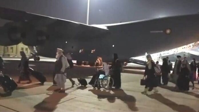 Llegan a México 120 personas evacuadas de Afganistán