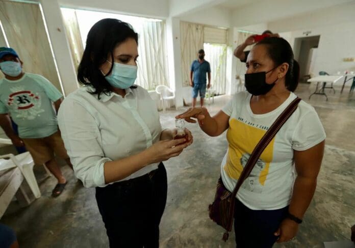 Visita Mayuli Martínez comunidades apícolas del sur de Quintana Roo