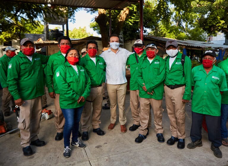 Gobierno de Cozumel dota de uniformes a personal de la Dirección de Servicios Públicos Municipales