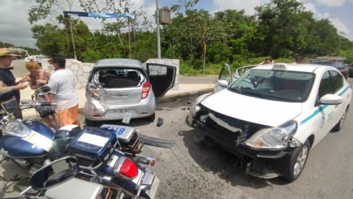 Un automóvil con una pareja extranjera que estaba detenida en el cruce de la Avenida Colosio con Avenida Lilis fue golpeada por detrás por una pipa de agua, por lo que chocaron contra un taxi, antes de estrellarse contra un muro, esta mañana.