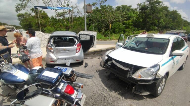 Un automóvil con una pareja extranjera que estaba detenida en el cruce de la Avenida Colosio con Avenida Lilis fue golpeada por detrás por una pipa de agua, por lo que chocaron contra un taxi, antes de estrellarse contra un muro, esta mañana.