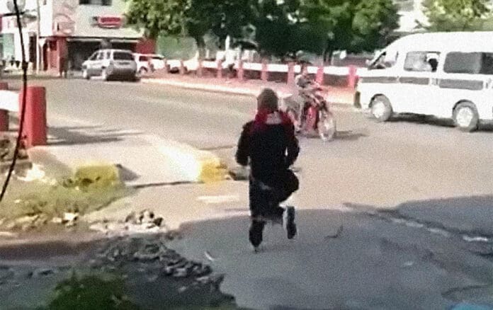 Hombre se roba traje de José María Morelos del museo y corre con él