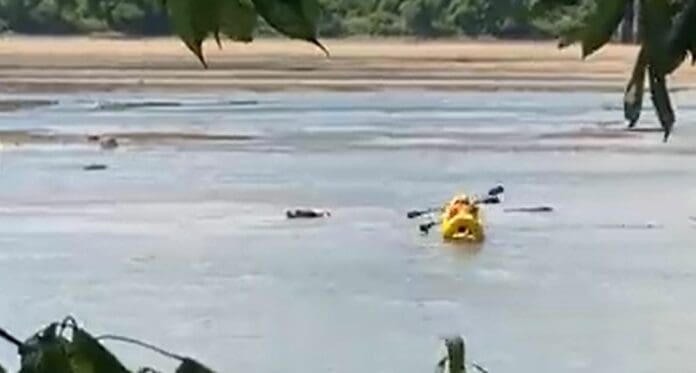VIDEO: 'Cadáver' en un río desata operativo de rescate, era un hombre durmiendo