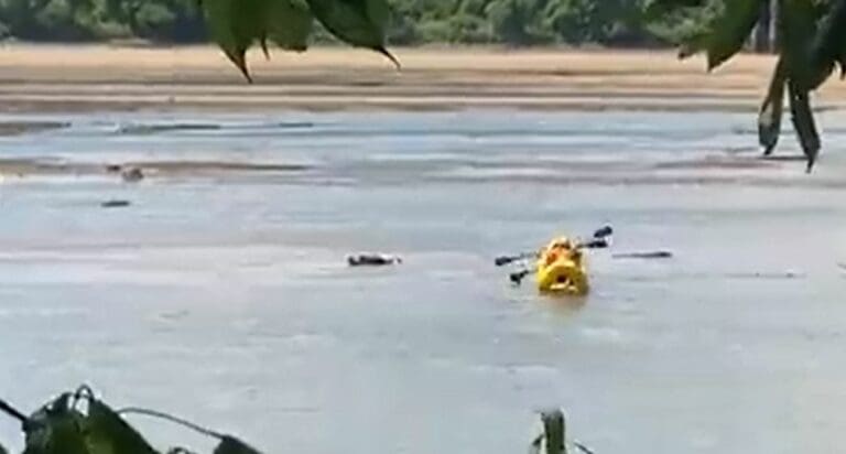 VIDEO: 'Cadáver' en un río desata operativo de rescate, era un hombre durmiendo