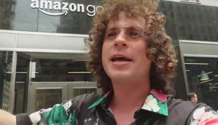 VIDEO: Luisito Comunica entró a una tienda en Nueva York y tomó productos sin pagar