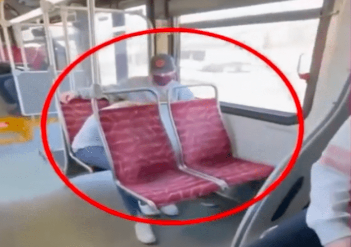 VIDEO VIRAL: Graban a pareja 'haciendo cositas' en el transporte público