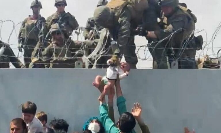 AFGANISTÁN: Bebé que fue entregado a soldados de EE.UU. se reunió con su padre