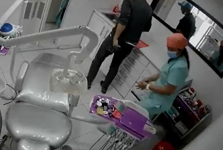 VIDEO EXTREMO: Hombre golpea y quiere abusar de dentista durante su consulta