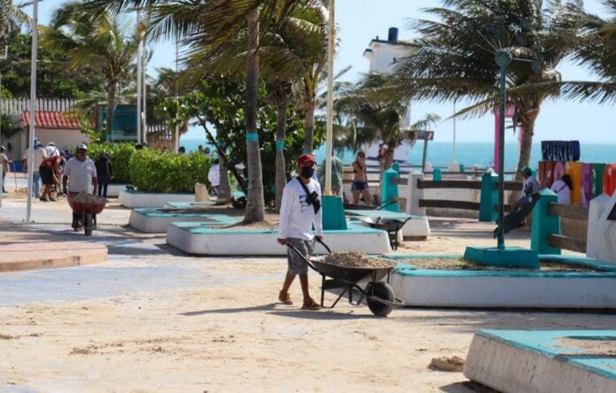 Implementan en Puerto Morelos mega operativo de limpieza tras paso de 'Grace'