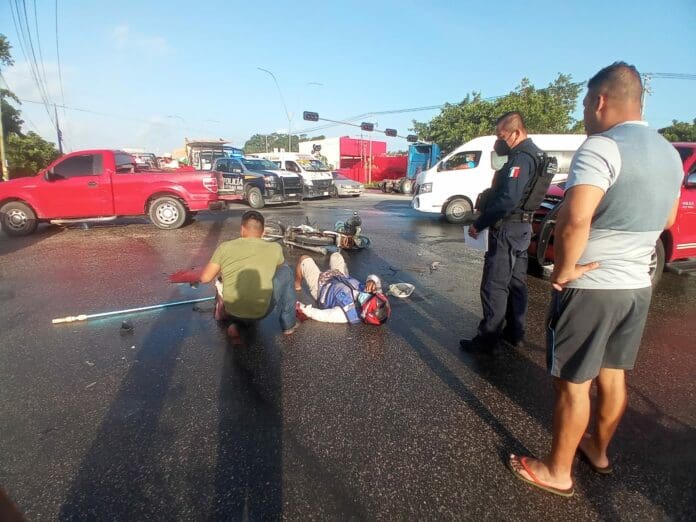 'Encontronazo' entre camioneta y moto deja un lesionado en Cancún