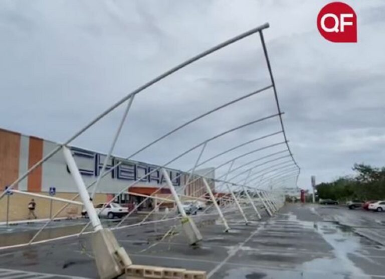 ¡NO AGUANTÓ NADA! Estructura para dar sombra a autos de Chedraui Velamar se colapsa en Playa del Carmen