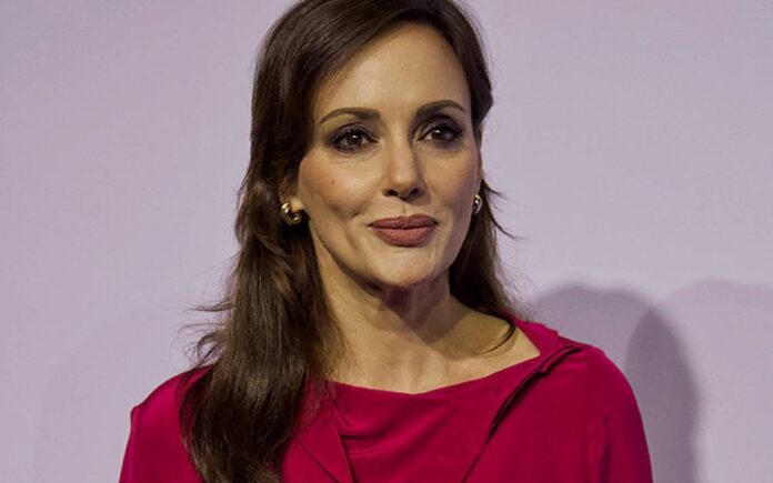 Lilly Téllez fue criticada por una maestra, quien durante un evento tomó el micrófono para decirle a la hoy panista que le daba vergüenza.