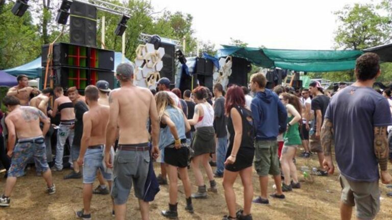 ¡Sin protección ante el Covid-19! Casi 8 mil jóvenes europeos se reunieron en una “rave” ilegal