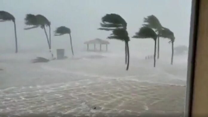 Huracán Grace arrasa con Gran Caimán y va para Quintana Roo