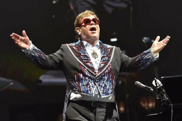 VIDEO: Elton John se echa un “palomazo” en Cannes y enamora los mexicanos