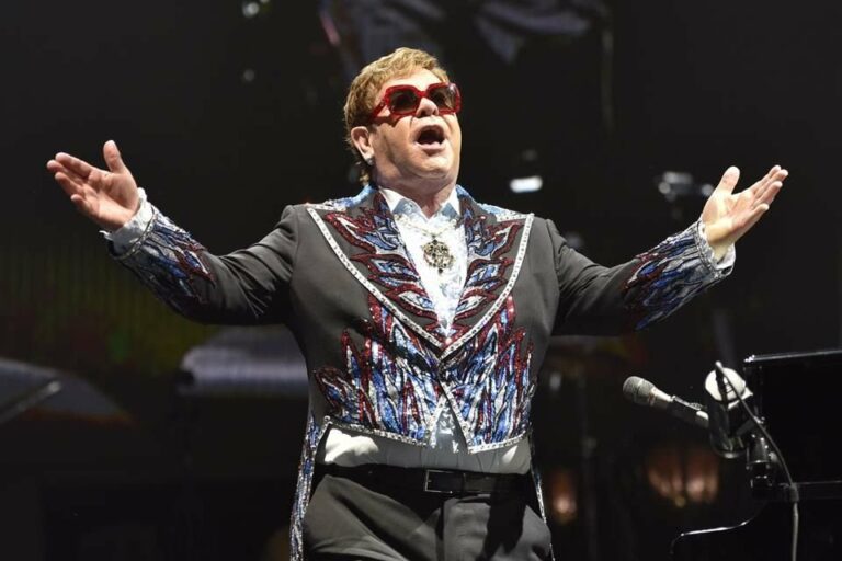 VIDEO: Elton John se echa un “palomazo” en Cannes y enamora a los mexicanos