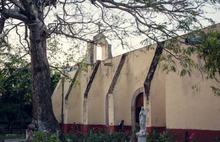 Parroquia de Bacalar niega atención a madrina de bautizo, por sus preferencias sexuales