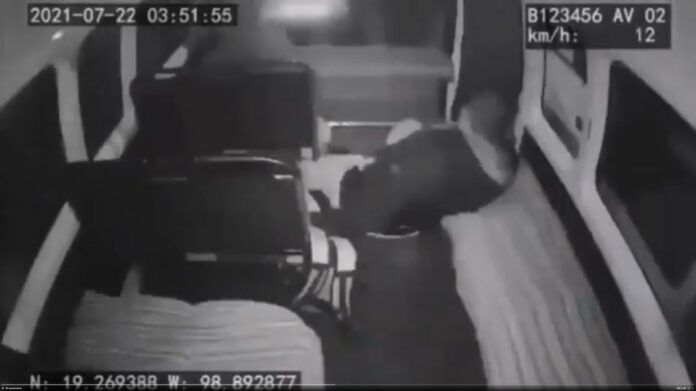 ¡Ladrones salen volando! El chofer aceleró a toda velocidad cuando intentaban asaltarlo