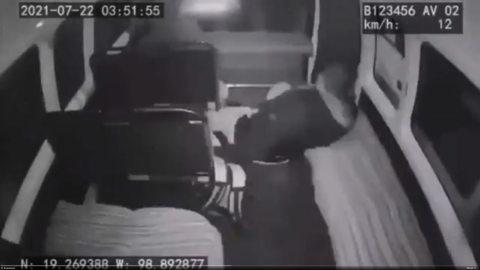 ¡Ladrones salen volando! El chofer aceleró a toda velocidad cuando intentaban asaltarlo