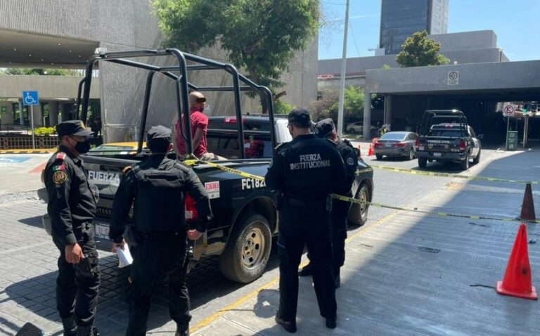 VIDEO: Sujeto apuñala a escolta de Secretario de Salud de Nuevo León y este lo somete con profesionalismo