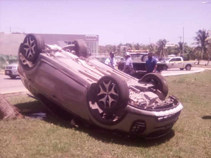 Chocan ministeriales en la avenida Bonampak de Cancún