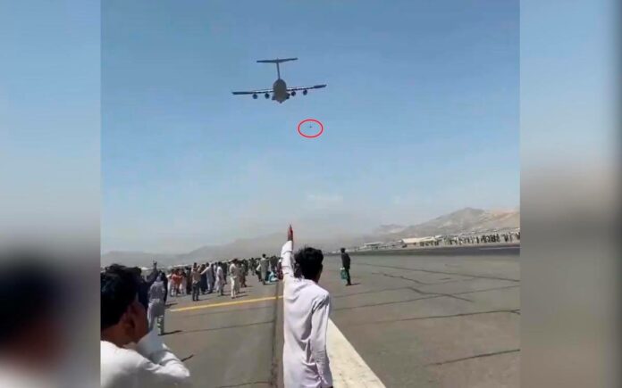 Momento exacto en que caen personas colgadas de avión militar en Kabul tras su despegue