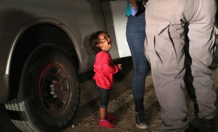 Juez federal de EEUU ordena al gobierno de Biden reactivar el programa “Quédate en México” de la era Trump